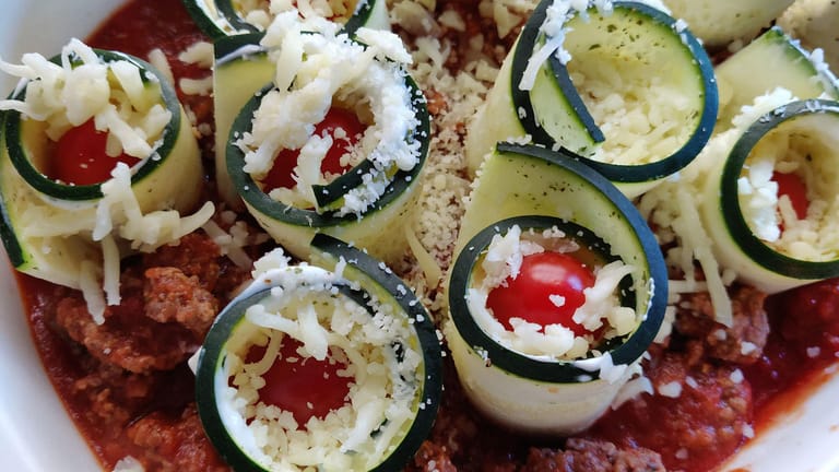 Zucchini-Cannelloni mit Hackfleischbett: Im Ofen wird der Käse knusprig.