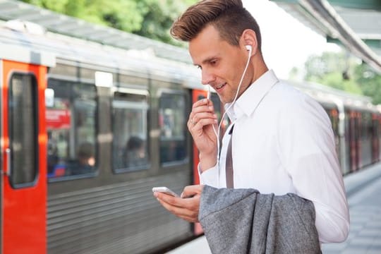Auf Nummer sicher: Wer die Strahlenbelastung beim Telefonieren effektiv senken möchte, greift einfach zum Headset.