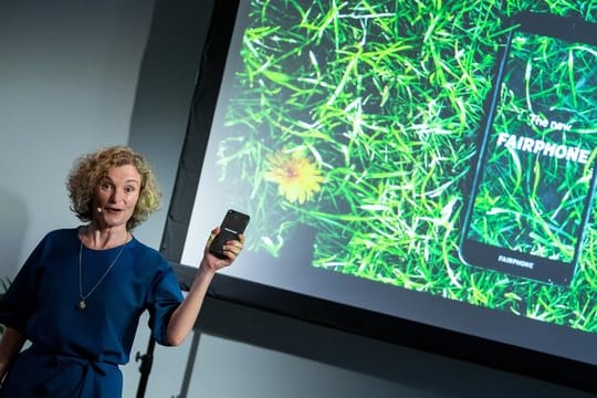 Eva Gouwens bei der Vorstellung des Fairphone 3 in Berlin.