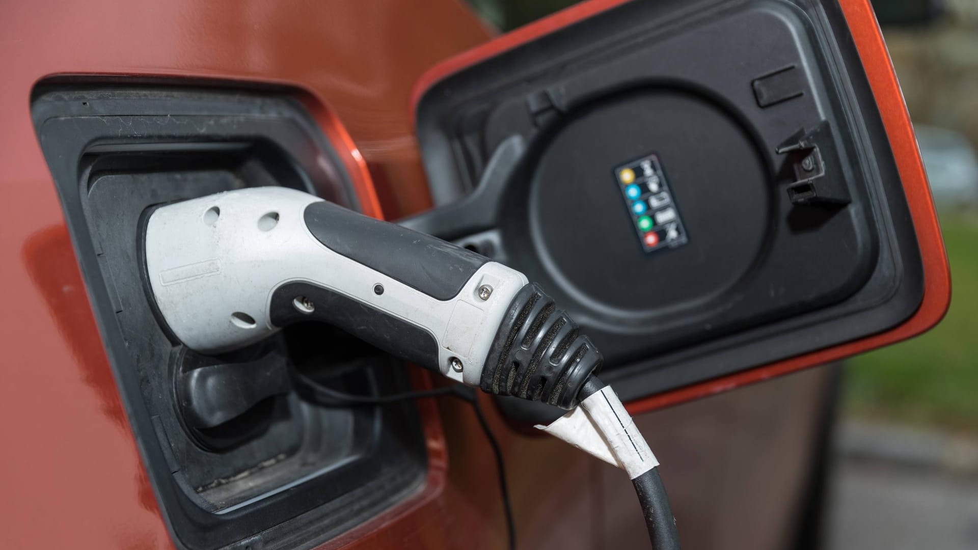Elektroauto am Stromnetz: Bislang dauert das Schnellladen etwa 45 Minuten, im Extremfall vergehen an der heimischen Steckdose acht Stunden.