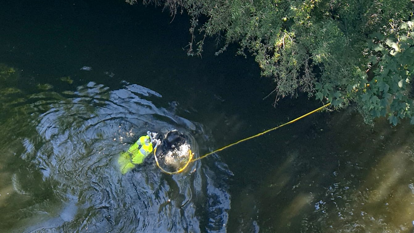 Ein Polizeitaucher sucht im Wasser der Spree nach Hinweisen: Die Tatwaffe konnte schnell gefunden werden. Der Verdächtige sitzt in Untersuchungshaft.