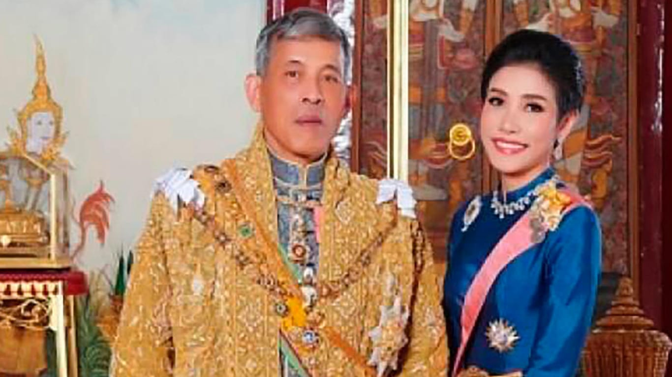 Sineenat Wongvajirapakdi (r.) neben König Maha Vajiralongkorn von Thailand: Der Monarch hat seine langjährige Freundin zur "Chao Khun Phra" erhoben (Deutsch: Königlich-Adelige Gemahlin).