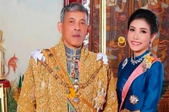 Sineenat Wongvajirapakdi (r.) neben König Maha Vajiralongkorn von Thailand: Der Monarch hat seine langjährige Freundin zur "Chao Khun Phra" erhoben (Deutsch: Königlich-Adelige Gemahlin).