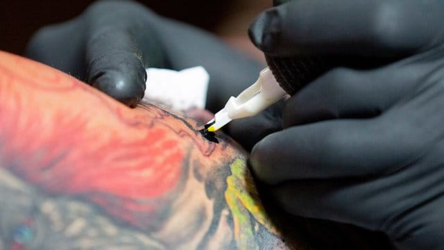 Nicht nur Tattoo-Farben, sondern auch die verwendeten Nadeln können laut Studie Allergien auslösen. Nicht nur Tattoo-Farben, sondern auch die verwendeten Nadeln können laut Studie Allergien auslösen.