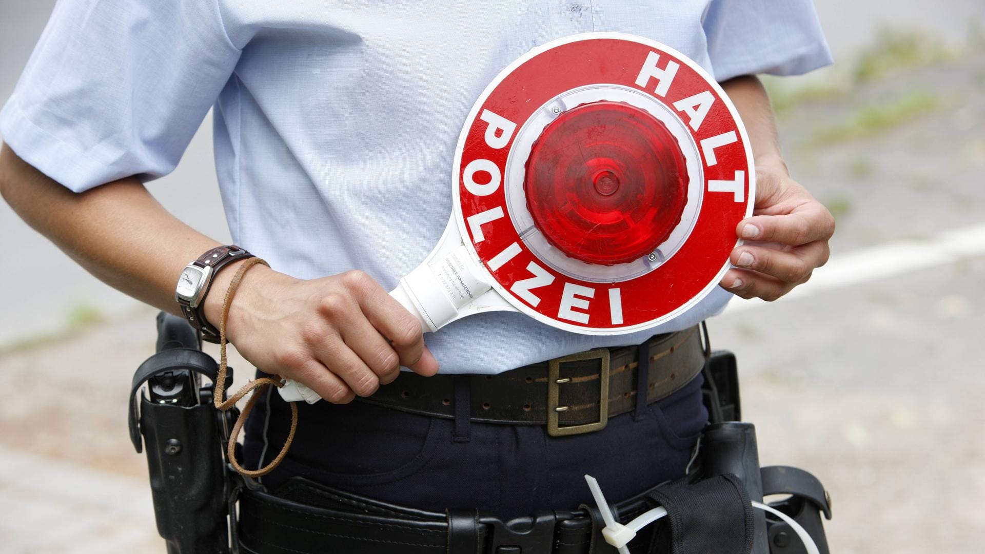 Polizeikontrolle: Die Polizei versuchte einen Senior aus dem Verkehr zu winken. Doch der fuhr einfach weiter. (Symbolbild)