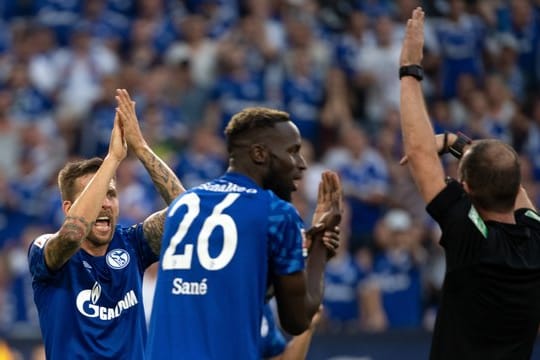 Die Schalker Guido Burgstaller und Salif Sané forderten bei Schiedsrichter Marco Fritz (l-r) ein Handspiel.