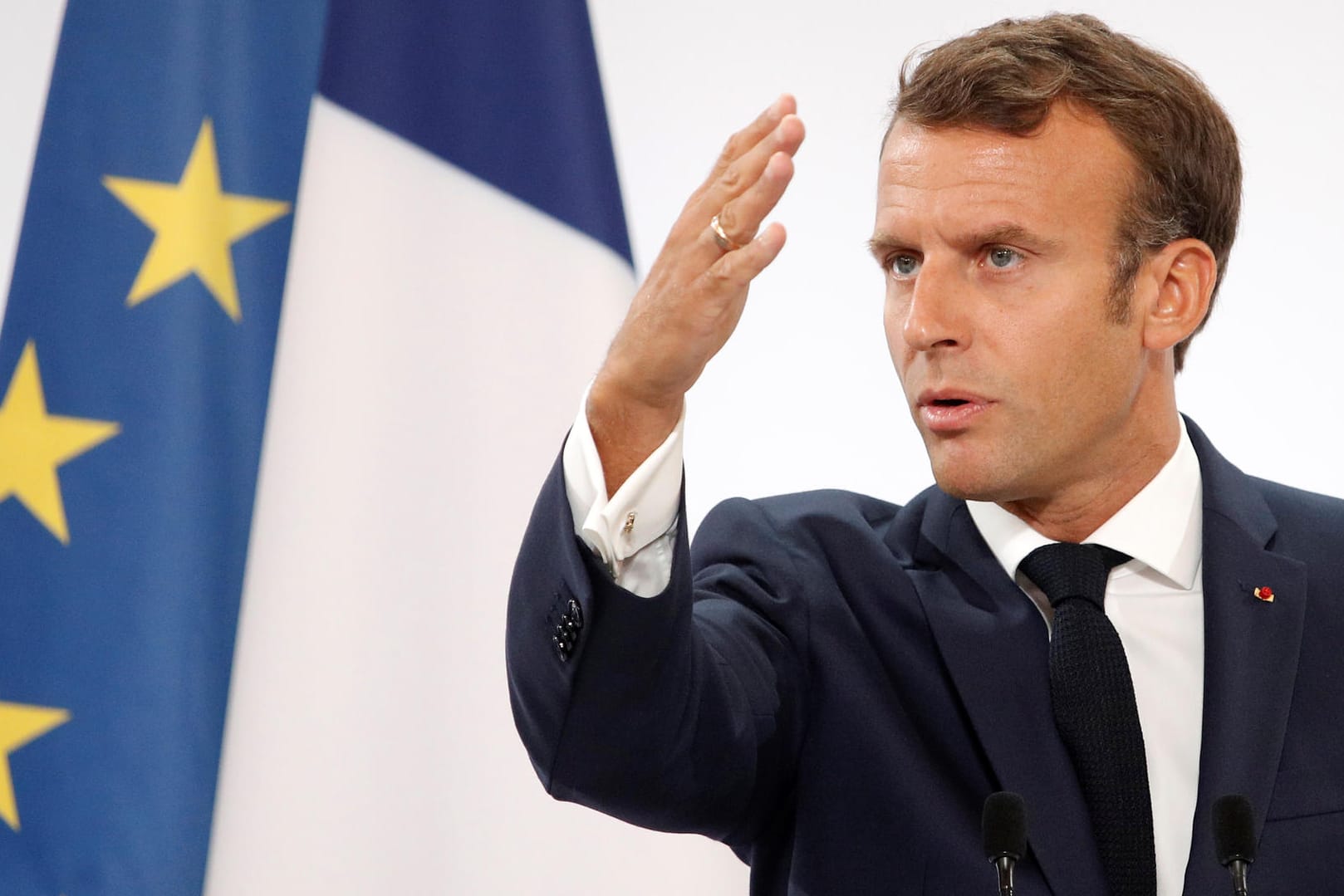 Präsident Macron hat wütend auf Bolsonaros Billigung einer Beleidigung seiner Frau reagiert.