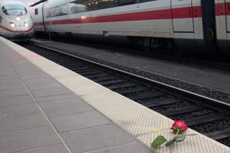 Eine Rose liegt am Gleis 7 des Frankfurter Hauptbahnhofes: Hier wurde der Junge auf die Gleise gestoßen.