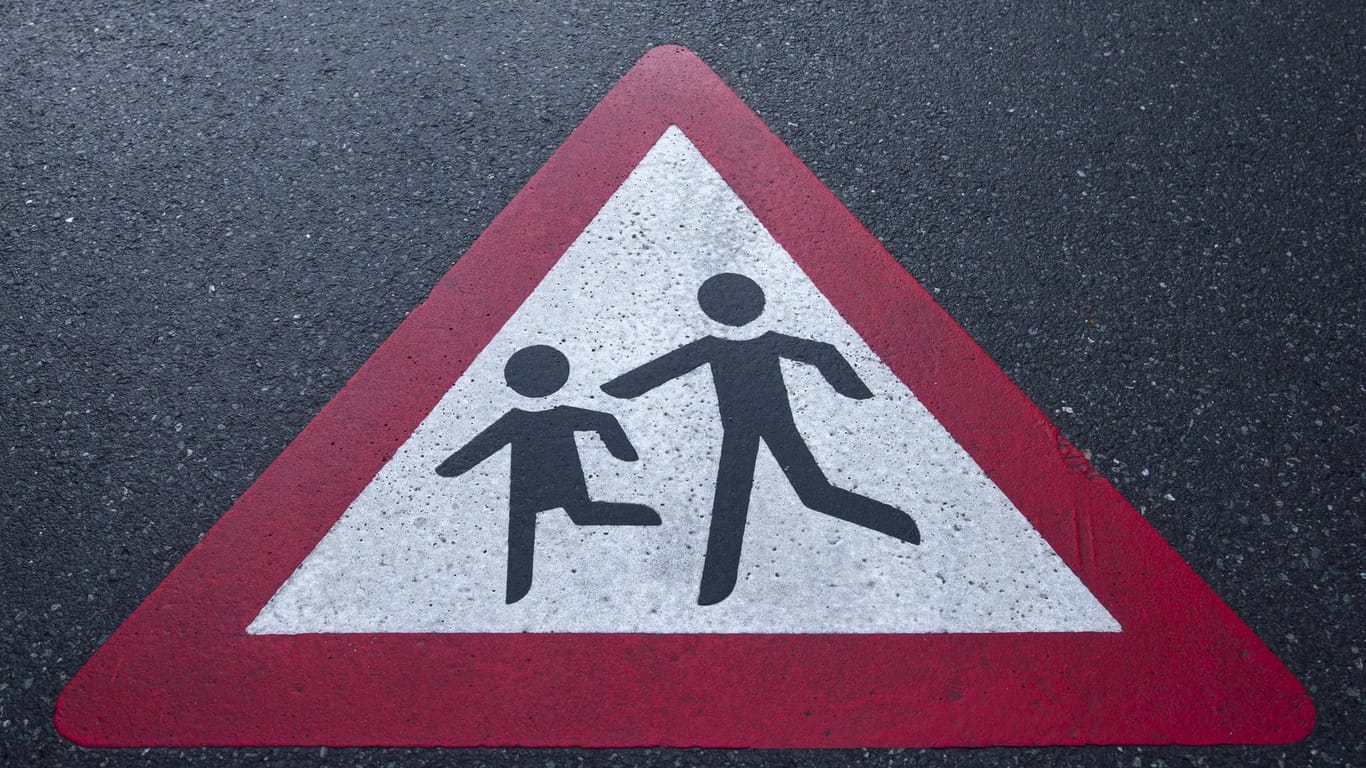 Verkehrszeichen Achtung Spielende Kinder auf einer Straße: In Essen ist ein Zweijähriger ausgebüxt und hat einen Polizeieinsatz ausgelöst.