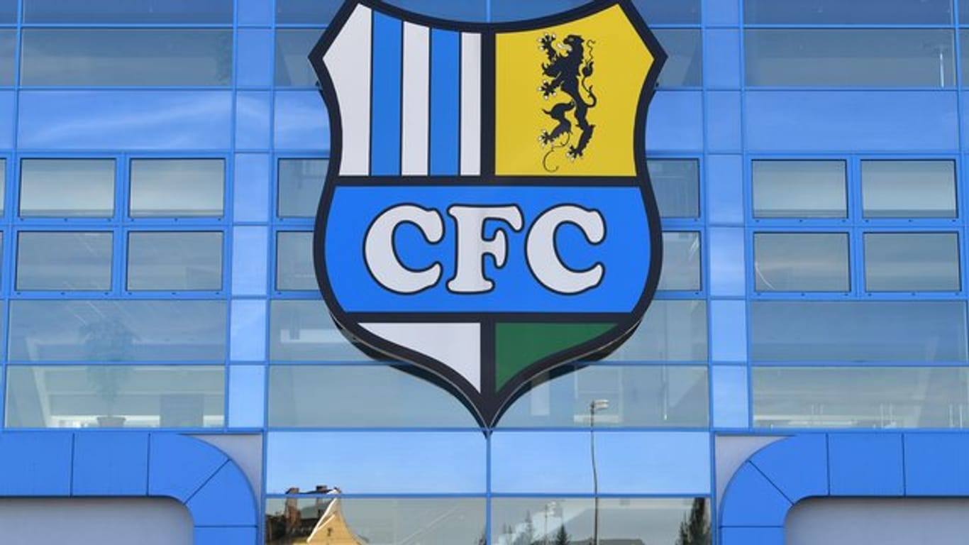 Das Vereinslogo des Chemnitzer FC über dem Eingang zum Stadion an der Gellertstraße.
