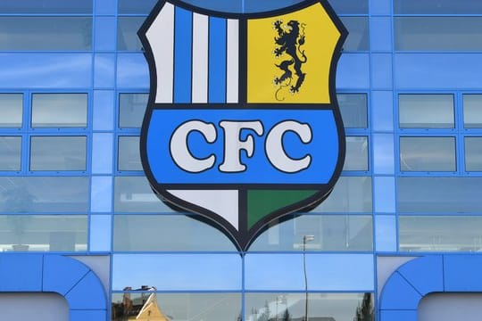 Das Vereinslogo des Chemnitzer FC über dem Eingang zum Stadion an der Gellertstraße.