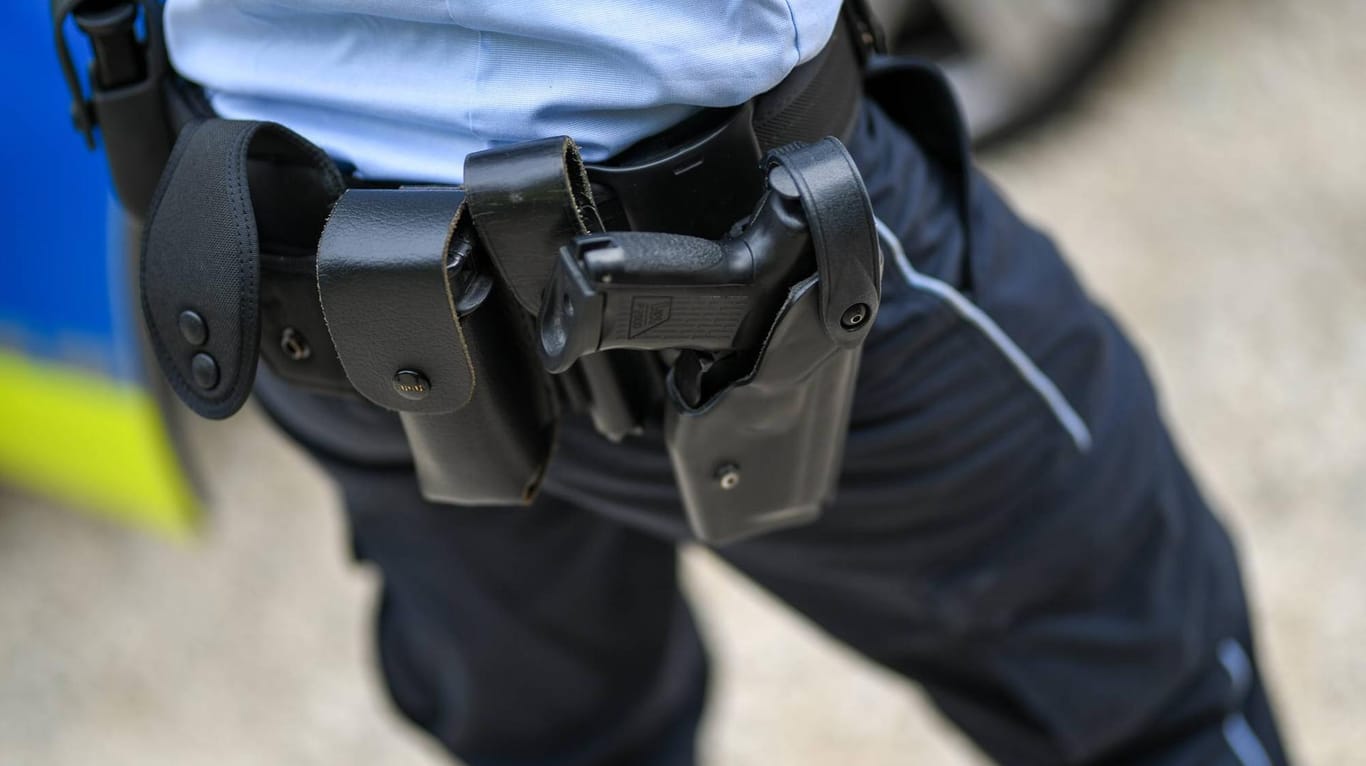 Ein Polizist mit Dienstpistole (Symbolbild): Kam es beim Tod des Polizisten zu einer Verwechslung der Waffen?