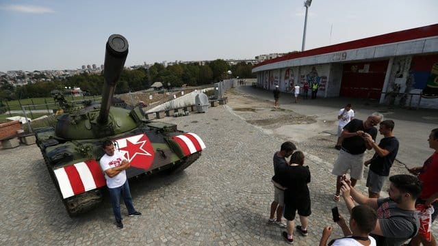 Vor dem Stadion von Roter Stern Belgrad steht ein Panzer.