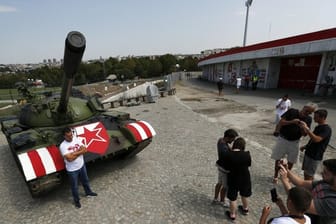 Vor dem Stadion von Roter Stern Belgrad steht ein Panzer.