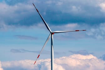 Ein Windrad (Symbolbild): Der Landesausschuss der FDP will die Kooperation von Berlin und Brandenburg beim Ausbau von Windenergie voranbringen.