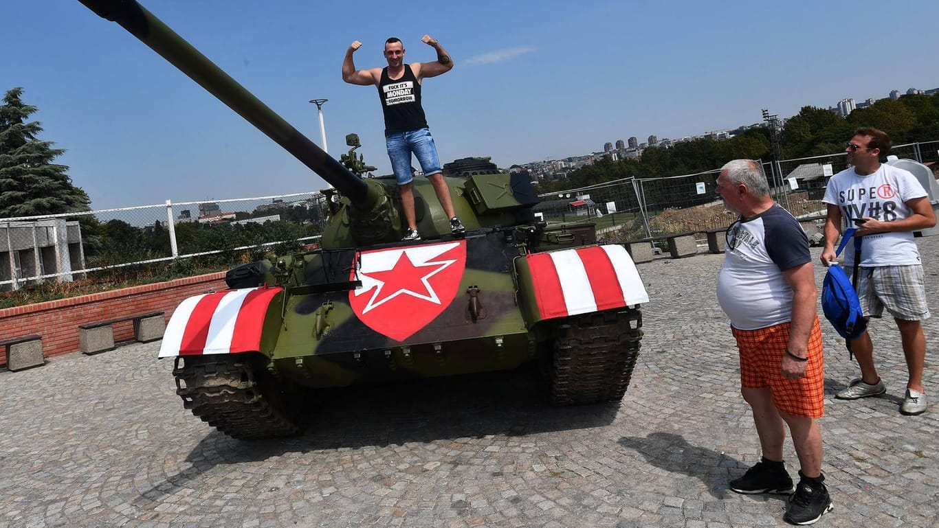 Bewusste Provokation? Der stillgelegte T-55-Panzer vor dem Belgrader Stadion.