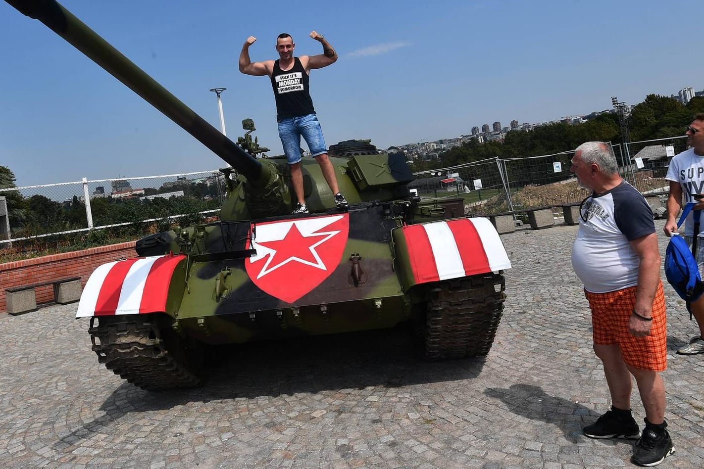 Bewusste Provokation? Der stillgelegte T-55-Panzer vor dem Belgrader Stadion.