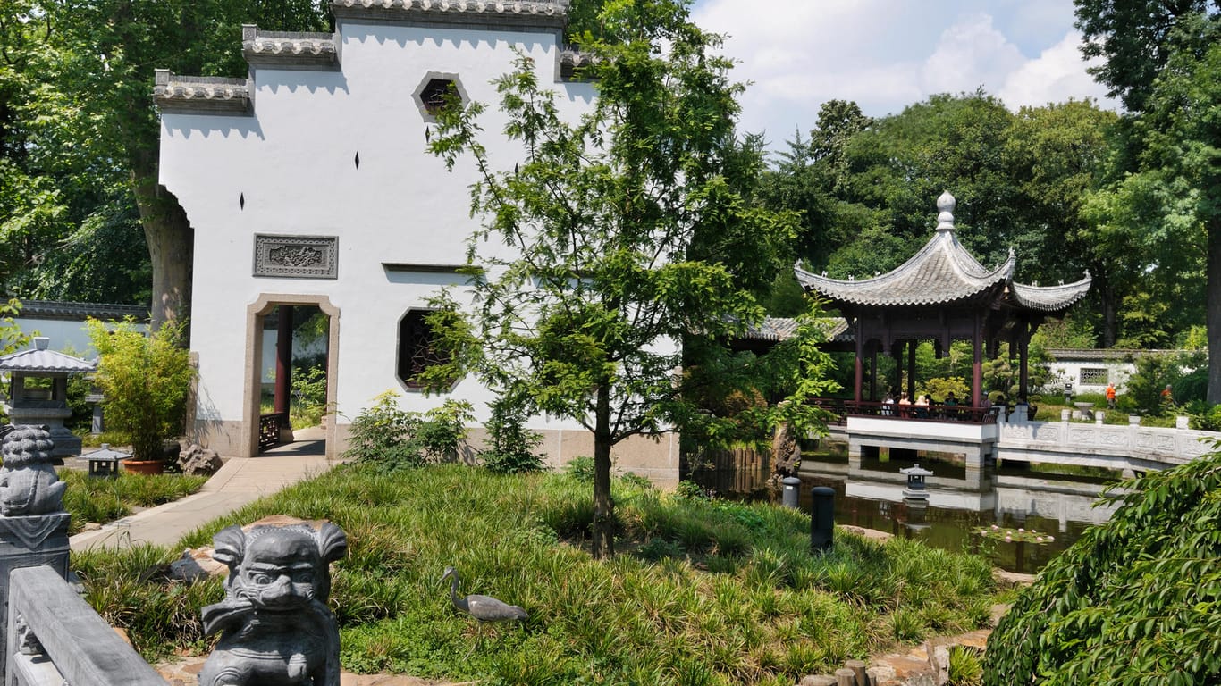 Pavillions im Chinesischen Garten: Neben einem Teich und einer Brücke, gibt es sogar einen kleinen Wasserfall.