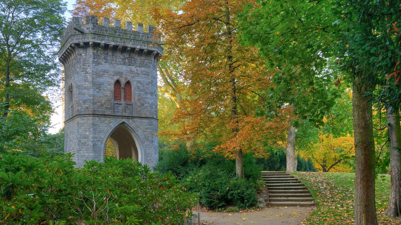 Der neugotische Zierturm im Rothschildpark: Hier laden 4,5 Hektar Grünfläche zum Spazieren ein.