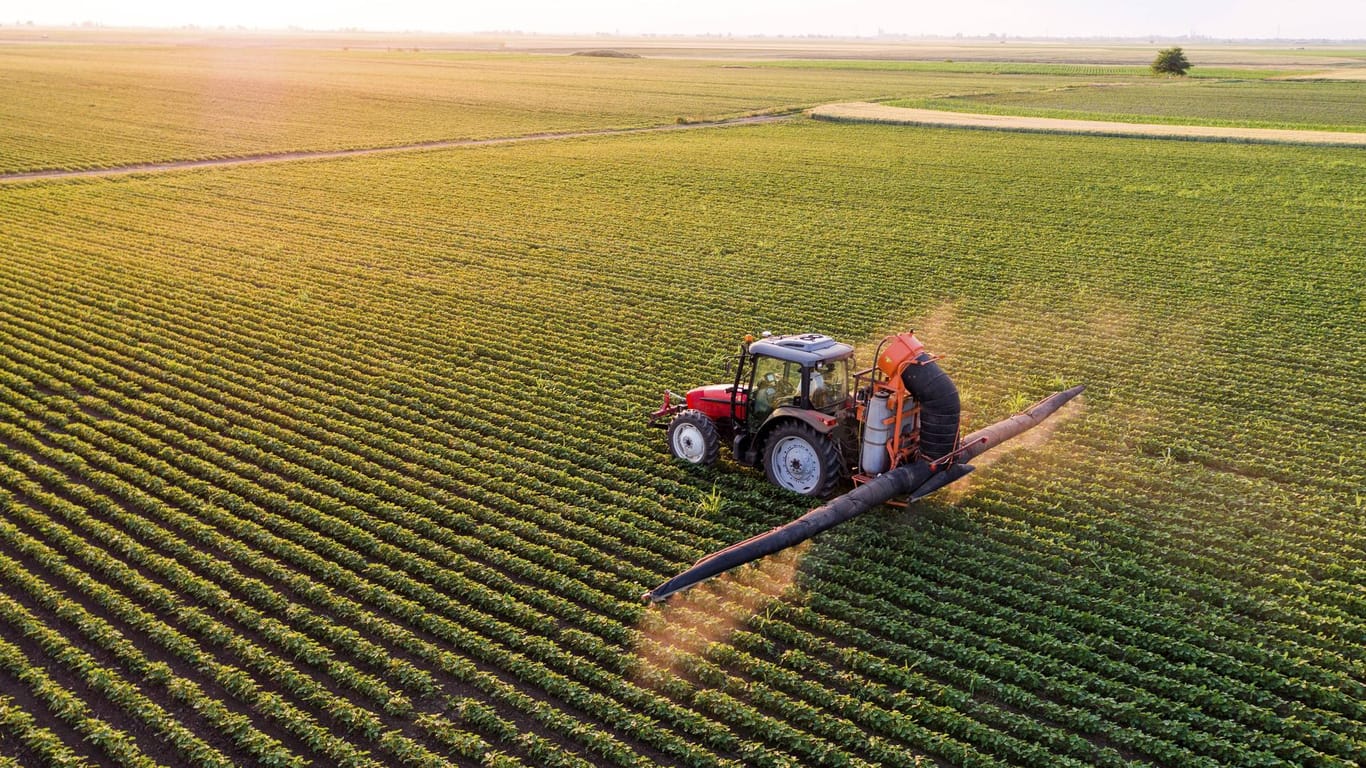 Ein Bauer sprüht Pflanzenschutzmittel: Giftige Rückstände davon können in Nahrungsmitteln landen.
