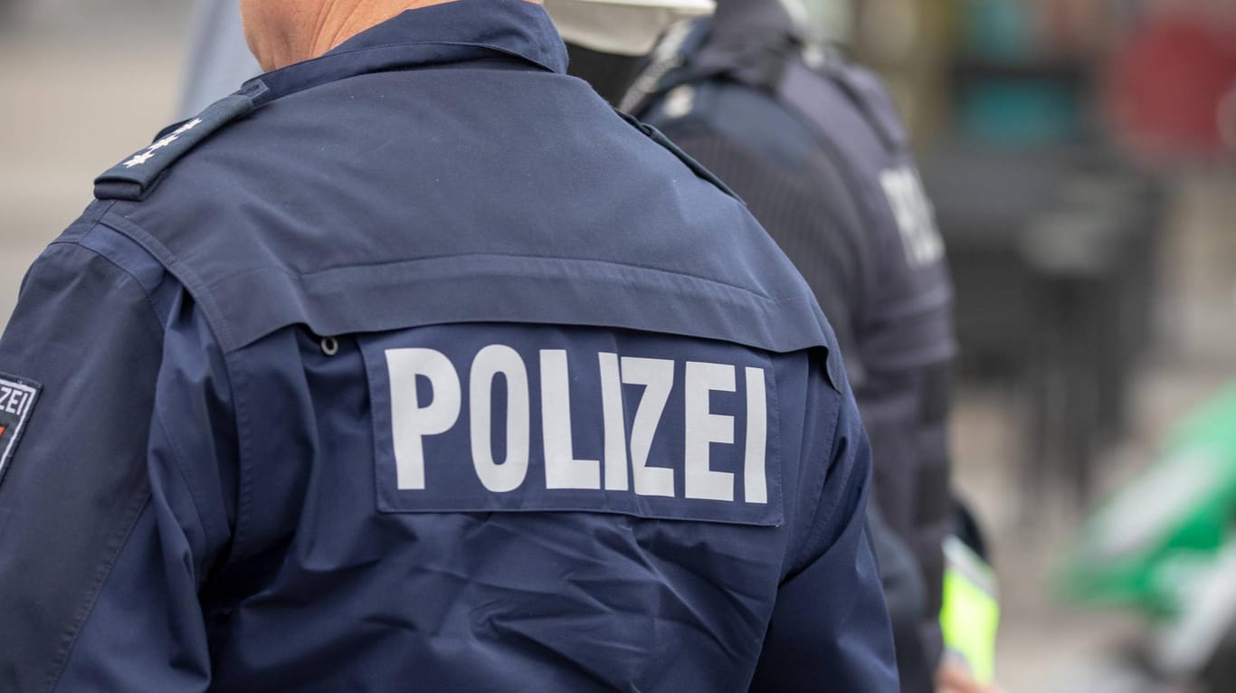 Der Schriftzug Polizei steht auf der Uniform: In Köln wurden bei Kontrollen Polizisten angegriffen.