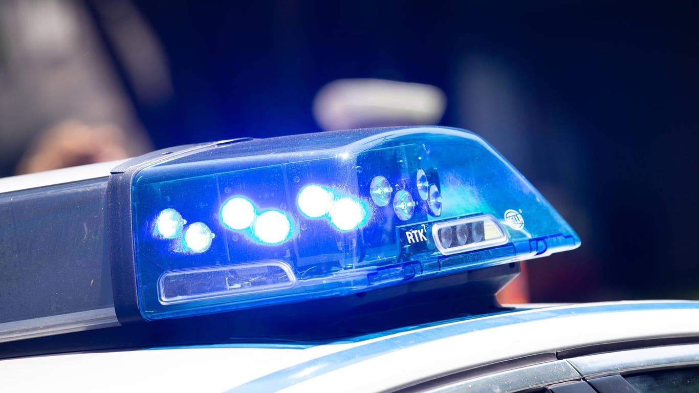 Blaulicht auf einem Einsatzfahrzeug: Die Polizei rückte in Nordendorf mit zahlreichen Beamten an.