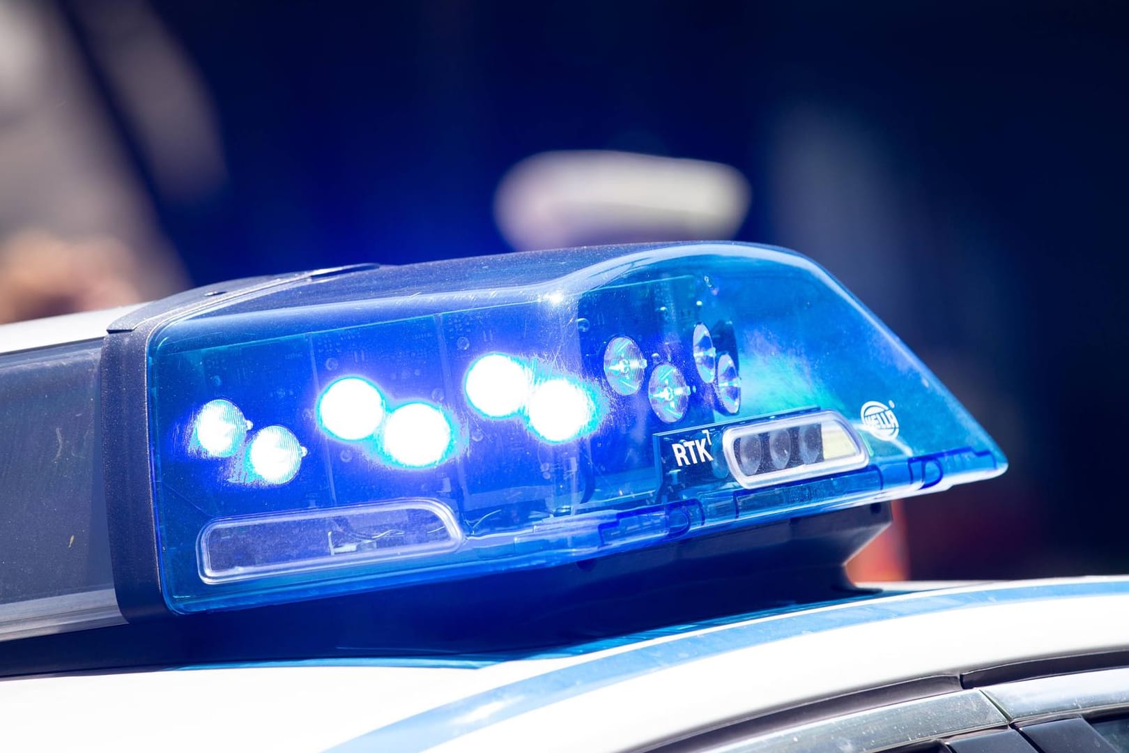 Blaulicht auf einem Einsatzfahrzeug: Die Polizei rückte in Nordendorf mit zahlreichen Beamten an.