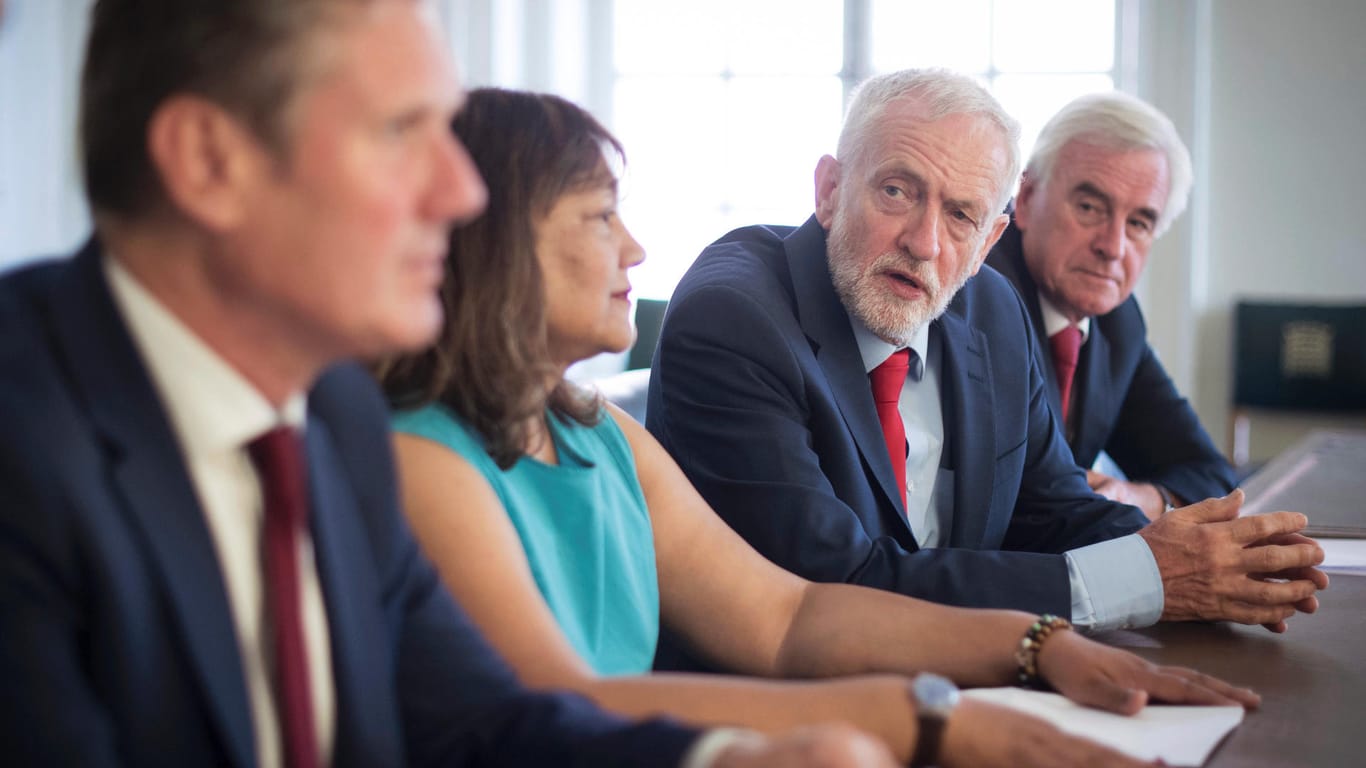 Die Labour-Politiker Kier Starmer (von links), Valerie Vaz, Jeremy Corbyn, und John McDonell auf dem parteiübergreifenden Treffen: Die Opposition will einen No-Deal-Brexit verhindern.