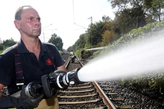 Ein Feuerwehrmann im Einsatz bei Bottrop: Tausende Quadratmeter an Bahndamm in Flammen.