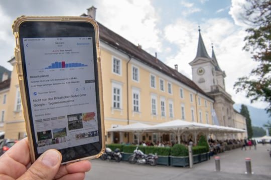 Ein Smartphone vor dem Herzoglichen Bräustüberl Tegernsee: Die Gaststätte war gegen Google vor Gericht gezogen. Der Internetriese hatte einen Online-Chart mit Wartezeiten angegeben, die dem Wirt zufolge nicht stimmen.