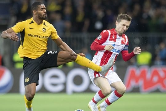 Der Berner Saidy Janko (l) in Aktion gegen Marko Marin von Roter Stern Belgrad.