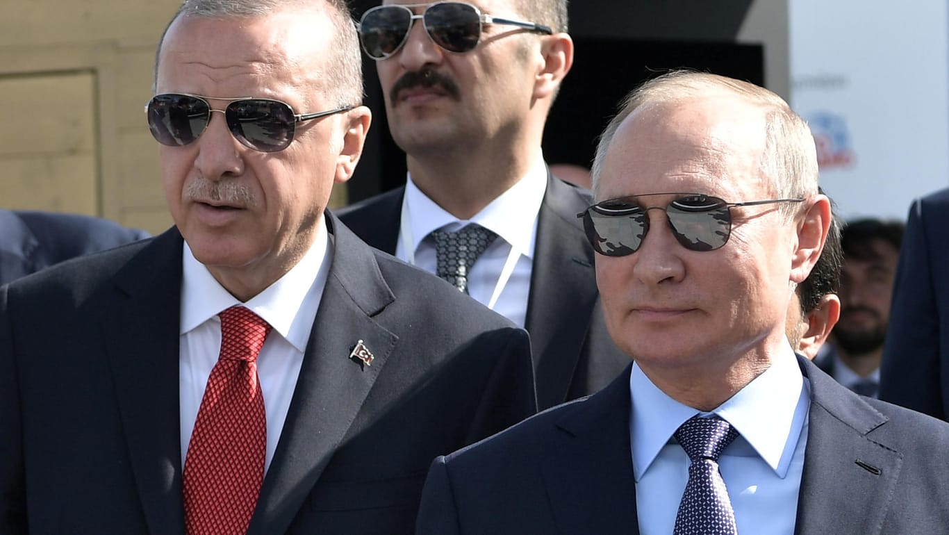 Wladmir Putin mit Recep Tayyip Erdogan: Kremlchef Putin und der türkische Präsident Erdogan besuchen eine Luft- und Raumfahrtmesse bei Moskau.