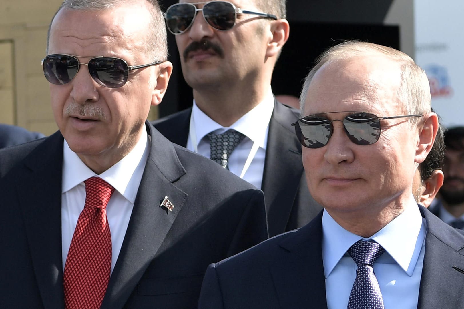 Wladmir Putin mit Recep Tayyip Erdogan: Kremlchef Putin und der türkische Präsident Erdogan besuchen eine Luft- und Raumfahrtmesse bei Moskau.