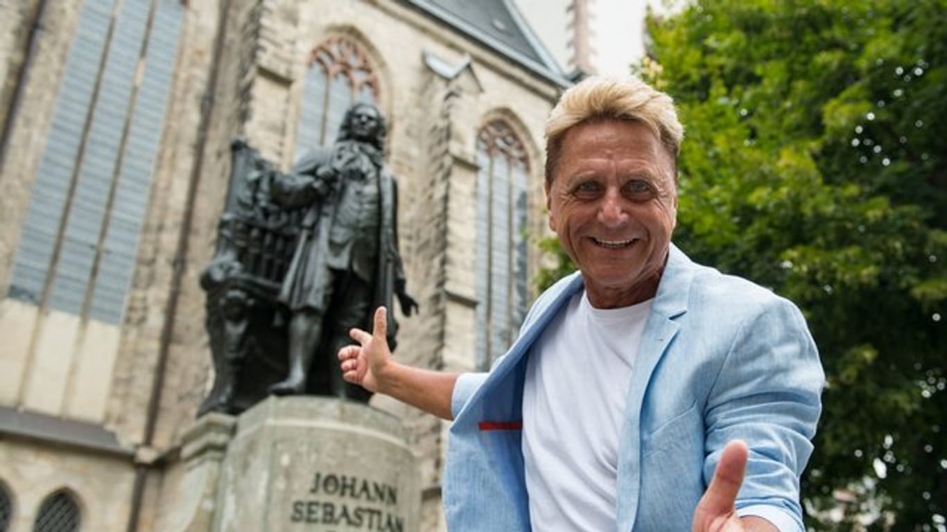 Wo alles begann: Hans-Jürgen Beyer vor der Leipziger Thomaskirche am Bachdenkmal.