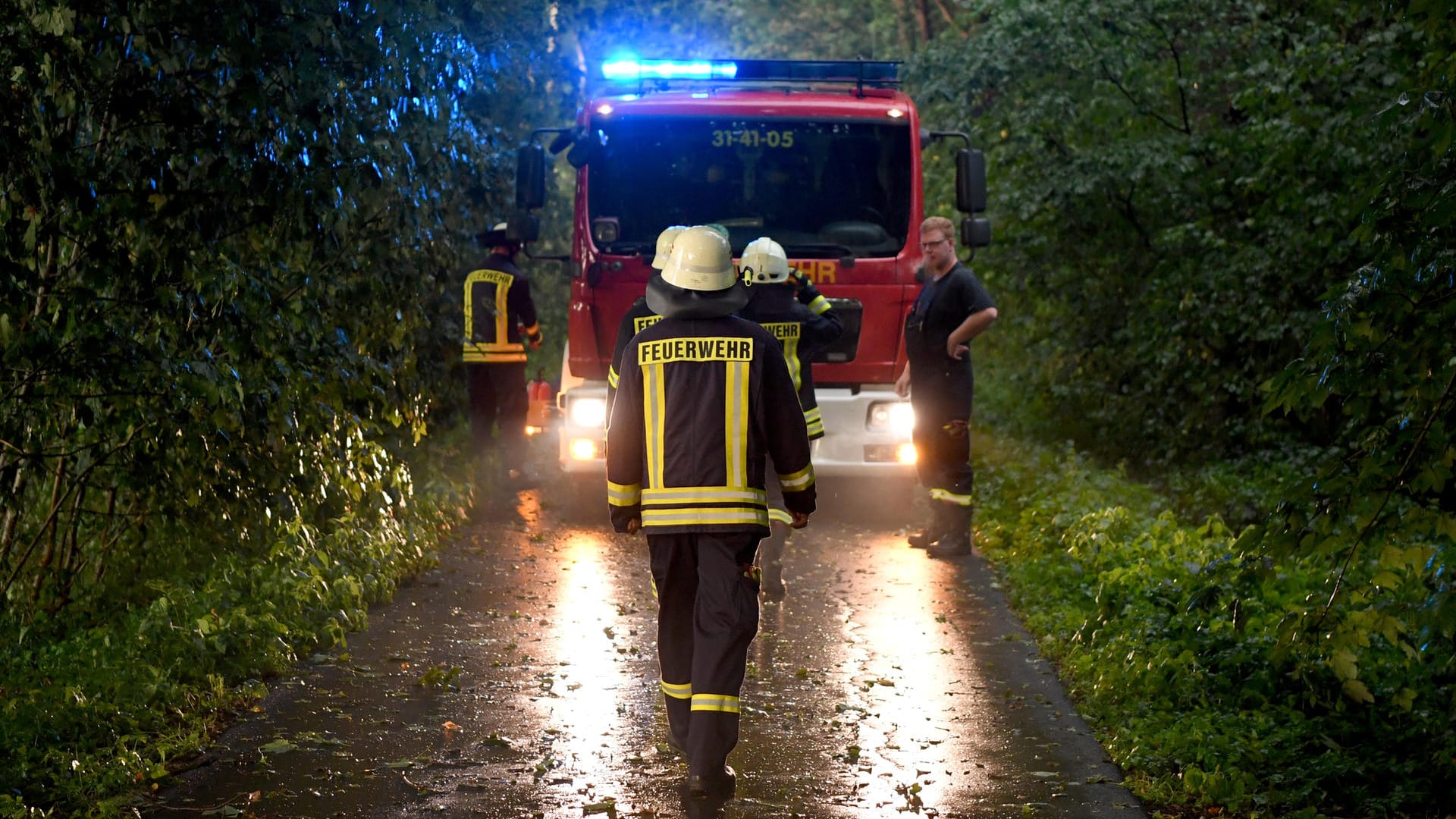 Schleswig-Holstein, Aukrug-Homfeld: Männer der Freiwilligen Feuerwehr sind nach einem heftigen Gewitterregen im Einsatz. Schleswig-Holstein, Aukrug-Homfeld: Männer der Freiwilligen Feuerwehr sind nach einem heftigen Gewitterregen im Einsatz.