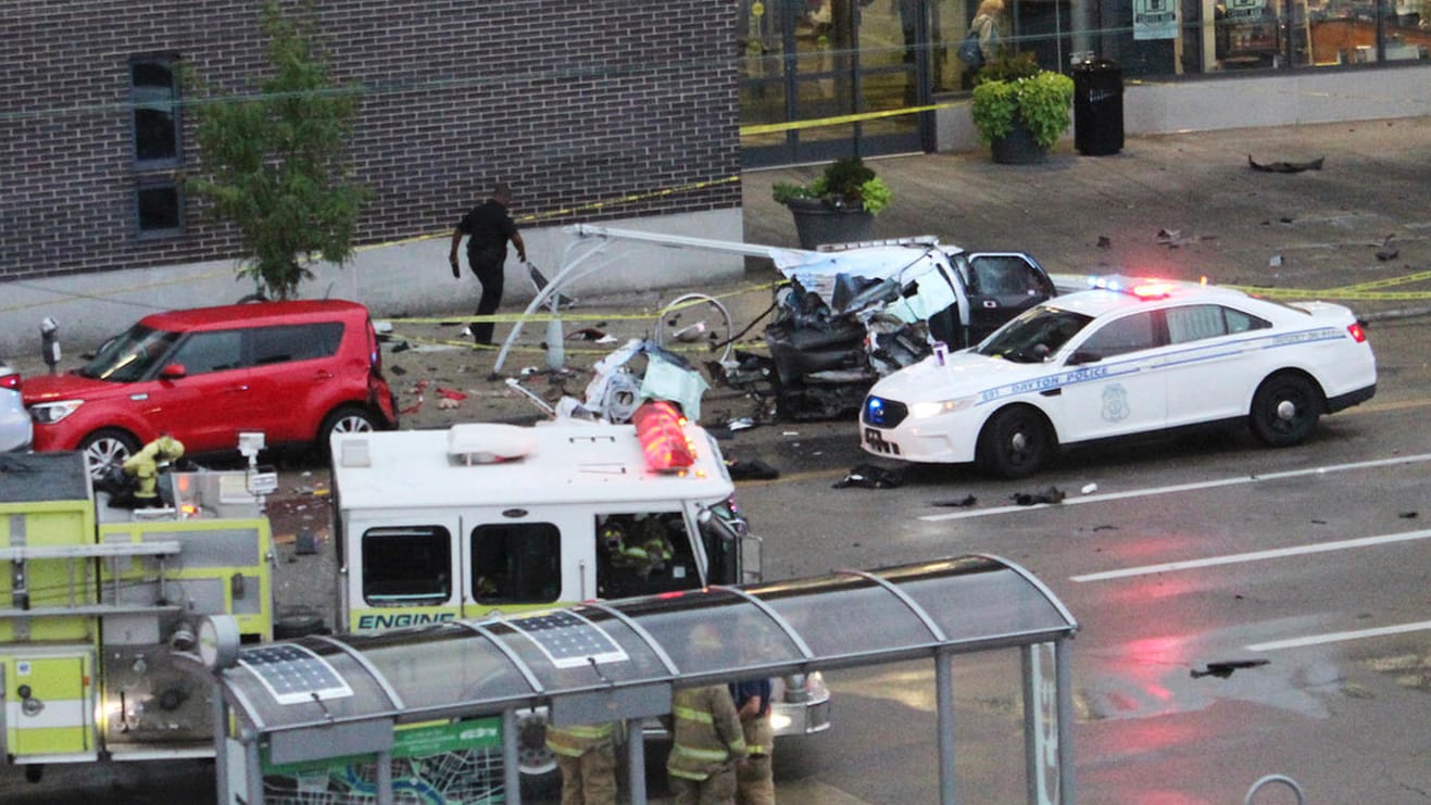 Polizisten sind nach einem Unfall im Einsatz: Bei einer Karambolage mit einem gestohlenen Polizeiwagen sind in Dayton mindestens zwei Kinder ums Leben gekommen. Polizisten sind nach einem Unfall im Einsatz: Bei einer Karambolage mit einem gestohlenen Polizeiwagen sind in Dayton mindestens zwei Kinder ums Leben gekommen.