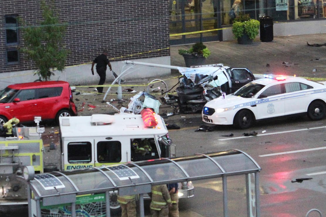 Polizisten sind nach einem Unfall im Einsatz: Bei einer Karambolage mit einem gestohlenen Polizeiwagen sind in Dayton mindestens zwei Kinder ums Leben gekommen.
