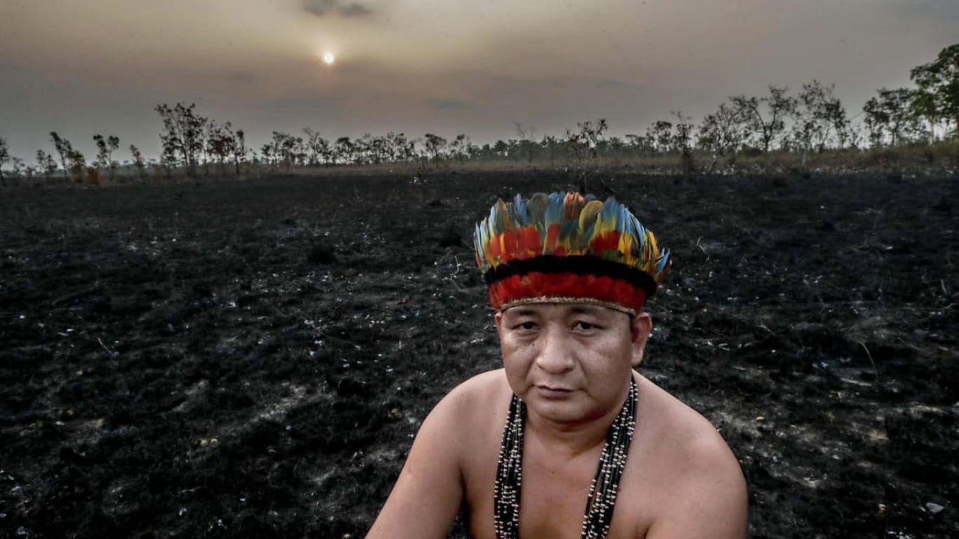 Anführer eines indigenen Volkes im brasilianischen Bundesstaat Amazonas.