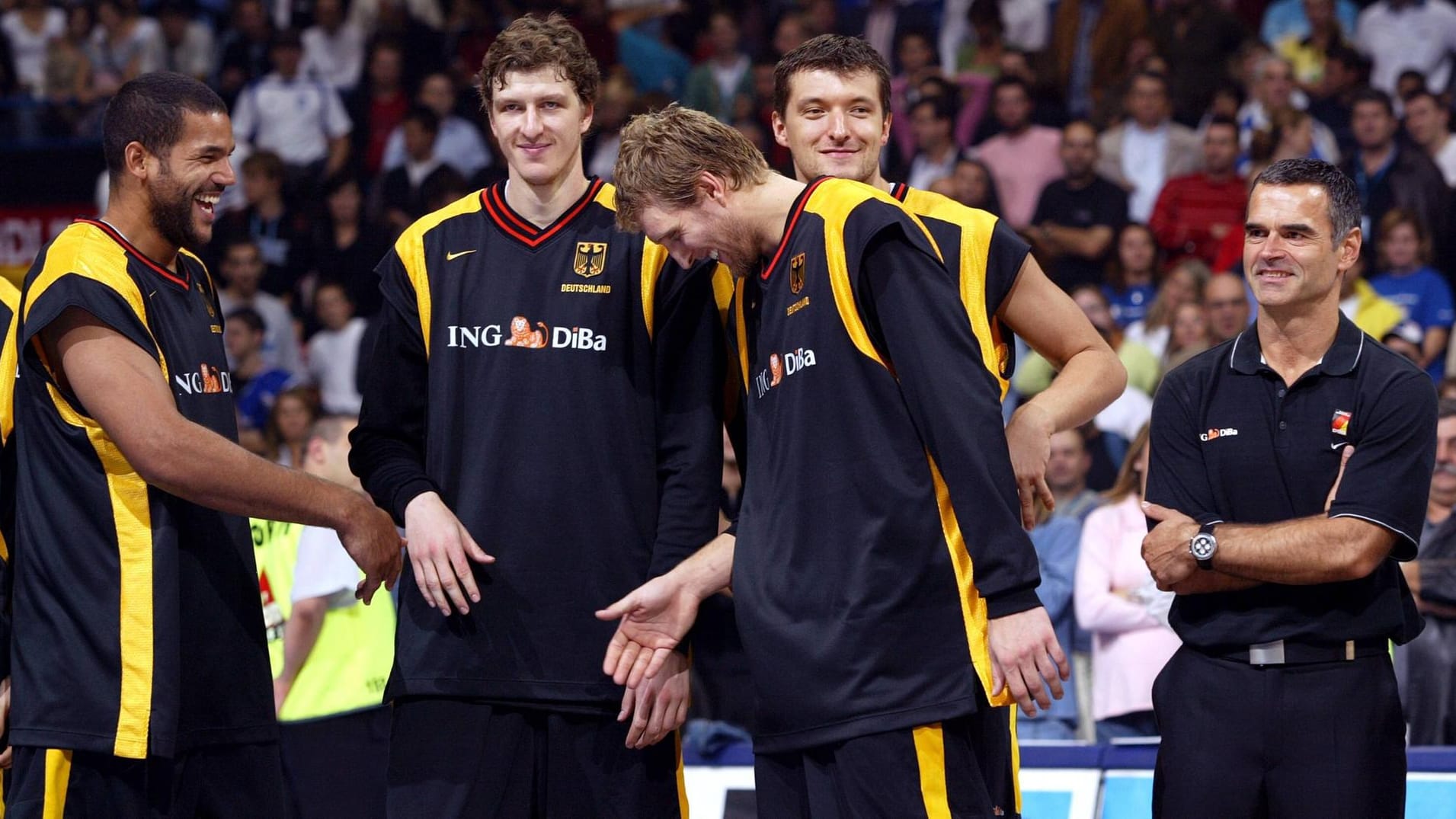 Vize-Europameister! Die Mannschaft um Bauermann (r.) und Dirk Nowitzki (M.) bei der Siegerehrung am 25.09.2005.