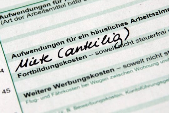 Steuerpflichtige geben ihre Aufwendungen für das eigene Arbeitszimmer in der Steuererklärung an. Steuerpflichtige geben ihre Aufwendungen für das eigene Arbeitszimmer in der Steuererklärung an.