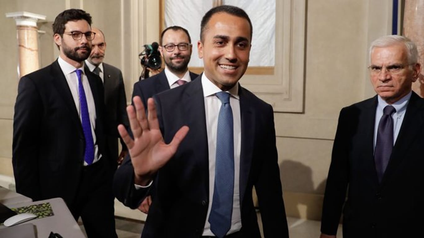 Luigi Di Maio (M,), Chef der Fünf-Sterne-Bewegung in Italien, nach einem Treffen mit dem italienischen Präsidenten Mattarella.