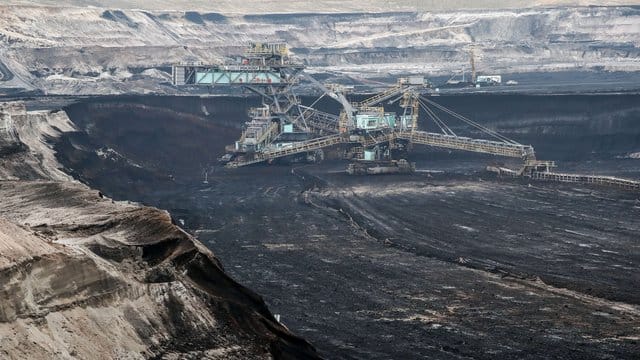 Ein Schaufelradbagger fördert Braunkohle aus einem Flöz im Tagebau Profen in Sachsen-Anhalt.