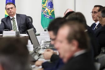 Jair Bolsonaro mit seinen Gouverneuren: Zuletzt hatte Bolsonaro per Dekret genehmigt, dass die Streitkräfte bei den Löscharbeiten helfen und Brandstifter verfolgen.