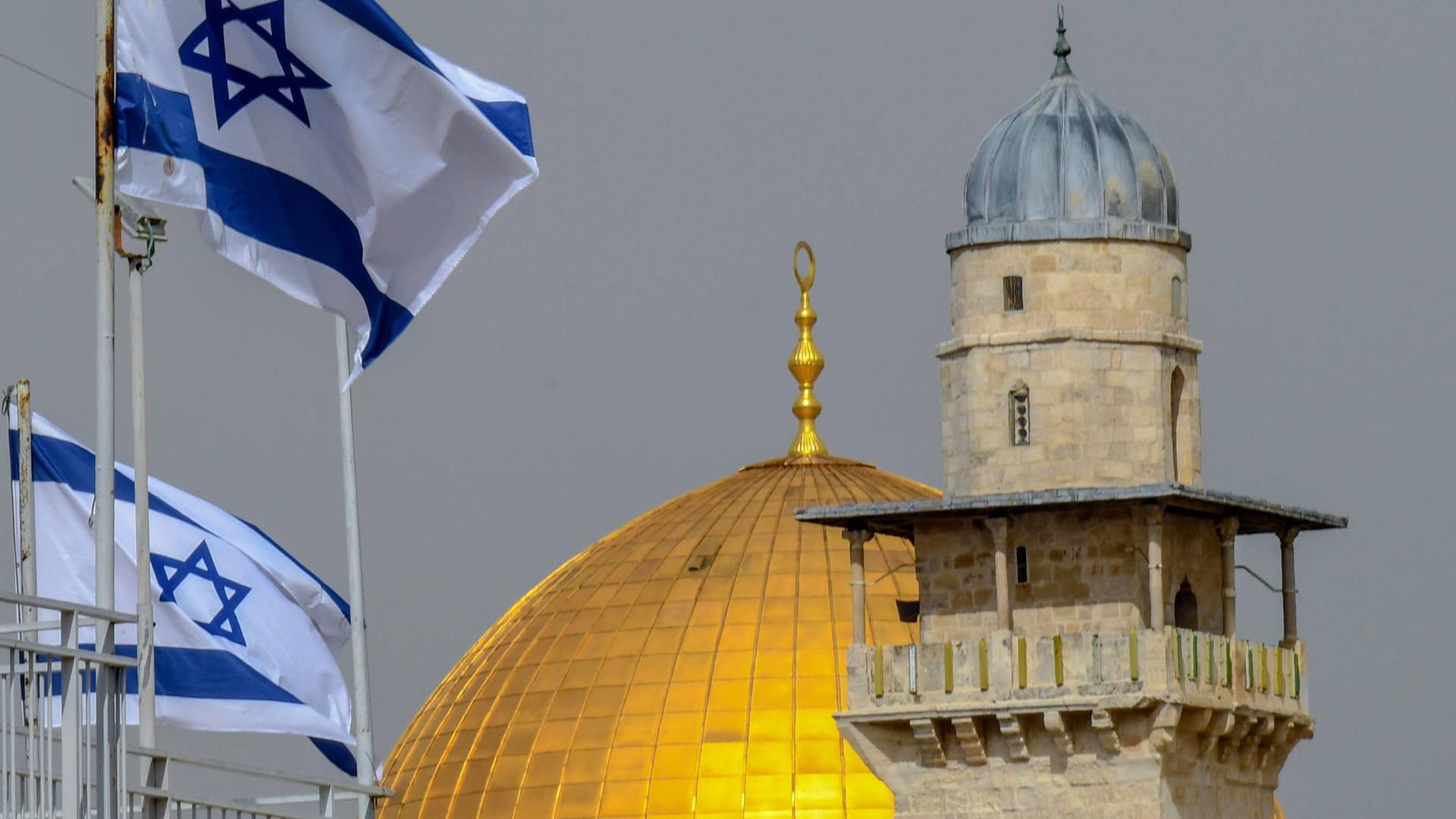 Israelische Flaggen vor dem Felsendom in Jerusalem: Der Status der Stadt ist einer der größten Streitpunkte im Nahost-Konflikt. (Symbolfoto)