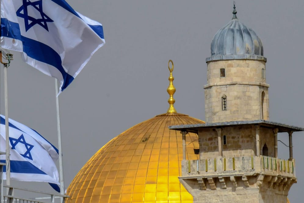 Israelische Flaggen vor dem Felsendom in Jerusalem: Der Status der Stadt ist einer der größten Streitpunkte im Nahost-Konflikt. (Symbolfoto)