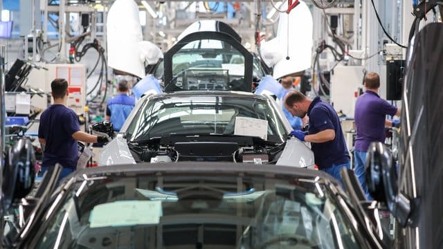 Arbeiter in der Montage: Deutsche Autobauer machen weniger Gewinn.