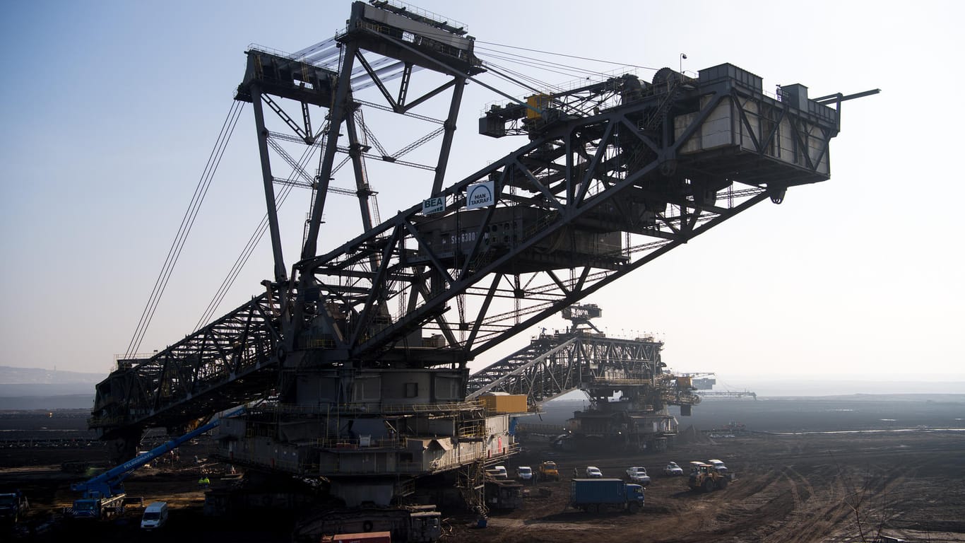 Braunkohlebagger im sächsischen Tagebau Nochten: Noch steht nicht fest, wann welches Kohlekraftwerk vom Netz geht. (Symbolfoto)