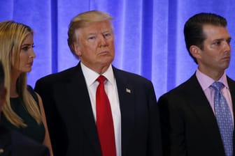 Donald Trump mit Tochter und Ivanka und Sohn Donald Jr.: Ihre Finanzen werden intensiv untersucht.