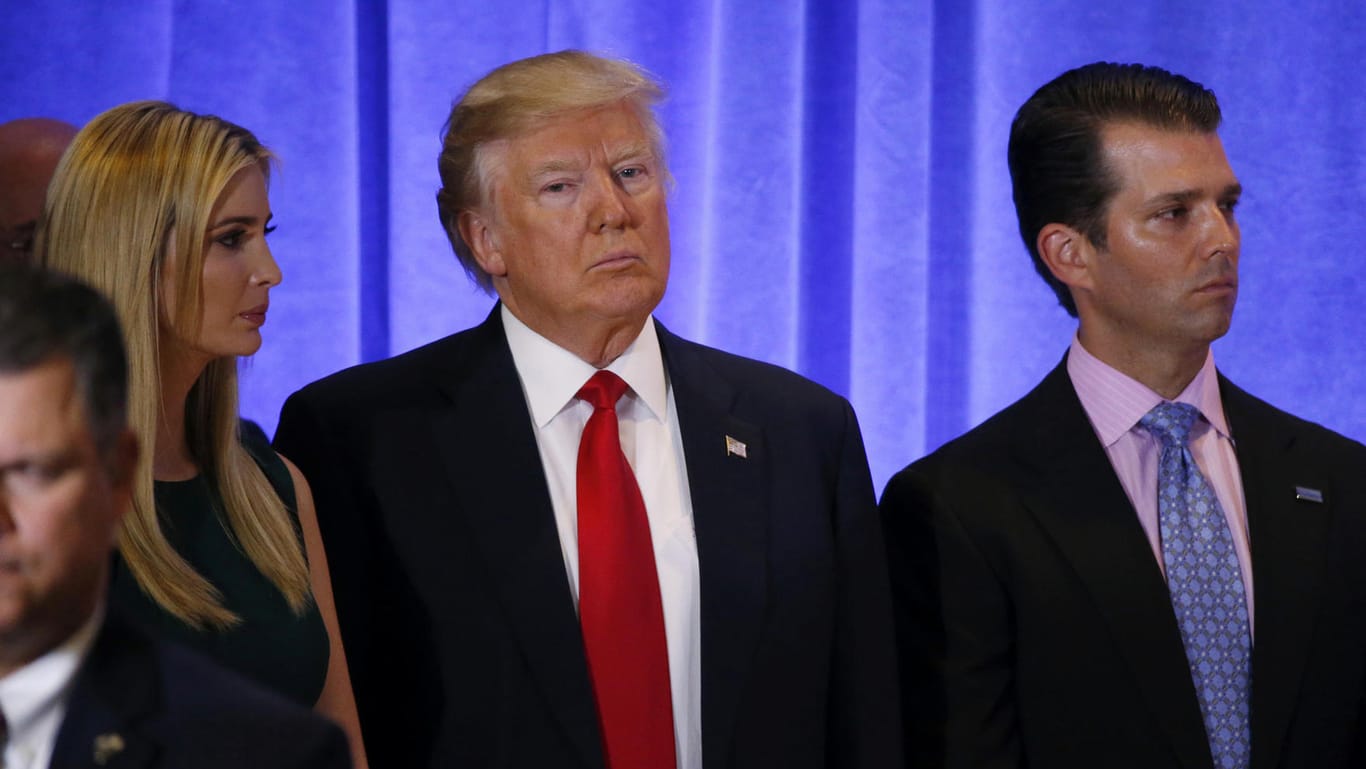 Donald Trump mit Tochter und Ivanka und Sohn Donald Jr.: Ihre Finanzen werden intensiv untersucht.