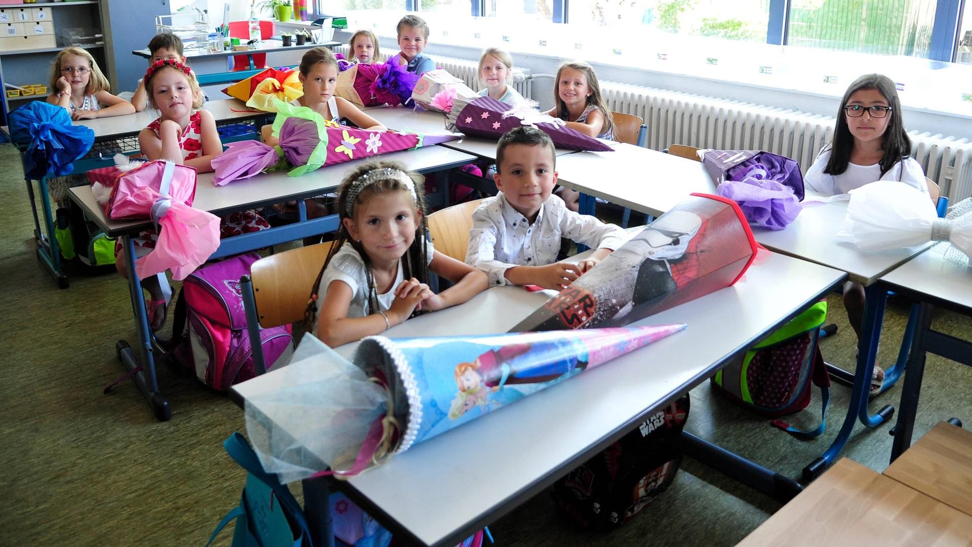Die Schulneulinge einer Grundschule (Symbolbild): Am Mittwoch beginnt die Schule und somit die Zeit, vorsichtiger im Straßenverkehr unterwegs zu sein. Die Schulneulinge einer Grundschule (Symbolbild): Am Mittwoch beginnt die Schule und somit die Zeit, vorsichtiger im Straßenverkehr unterwegs zu sein.
